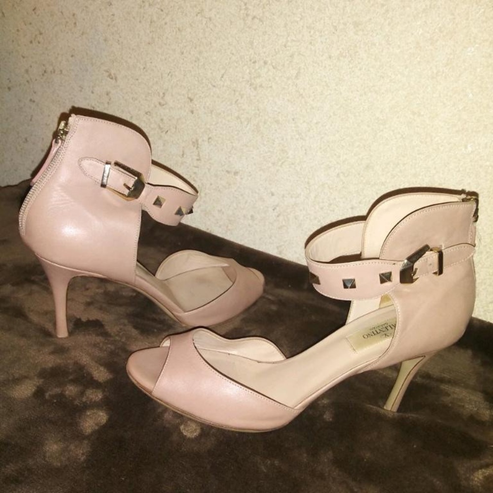 Valentino Garavani beige/tan/pink open toe shoes with rick studs in size 38.5